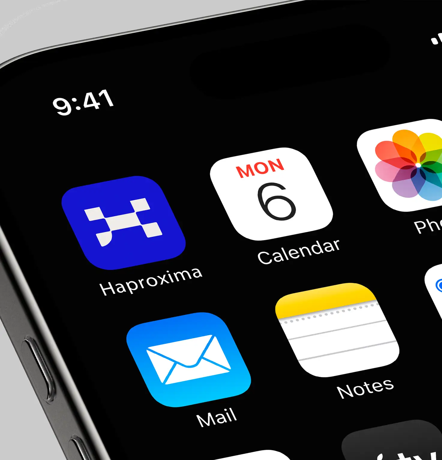 Aplicativo Haproxima em uma tela de celular. Esta imagem representa a versatilidade da marca, que pode ser aplicada em diferentes suportes e tamanhos, sempre mantendo sua identificabilidade.