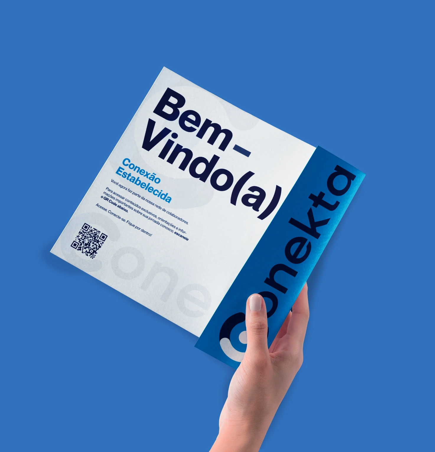 Mão segurando a carta de boas-vindas a empresa Conekta