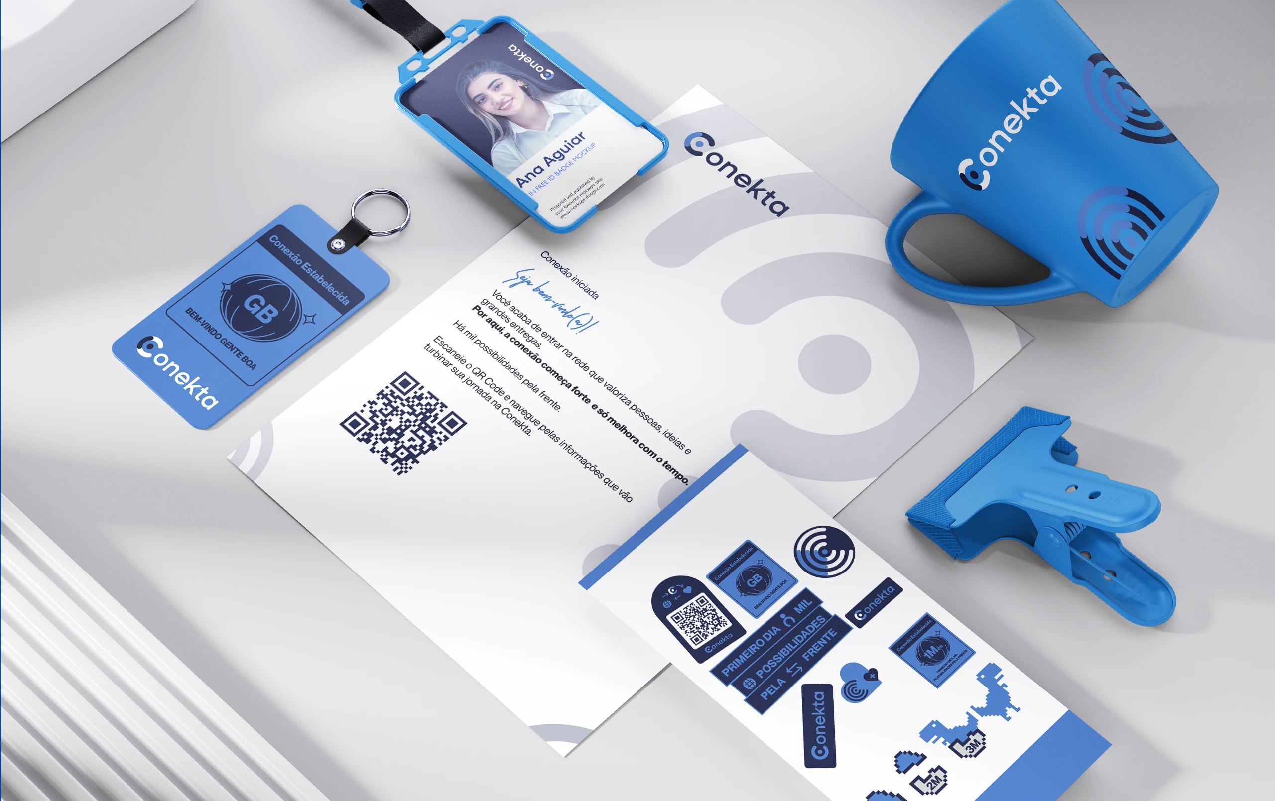 it da Conekta com caneca, caderno e crachá para colaboradores efetivados.