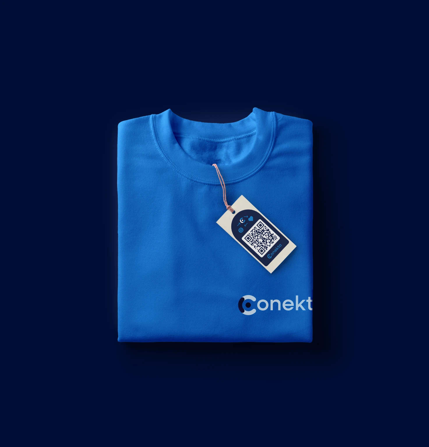 Uniforme dobrado sobre um fundo azul-escuro. O uniforme é azul-claro e tem a logo da marca Conekta e uma etiqueta com um QR code